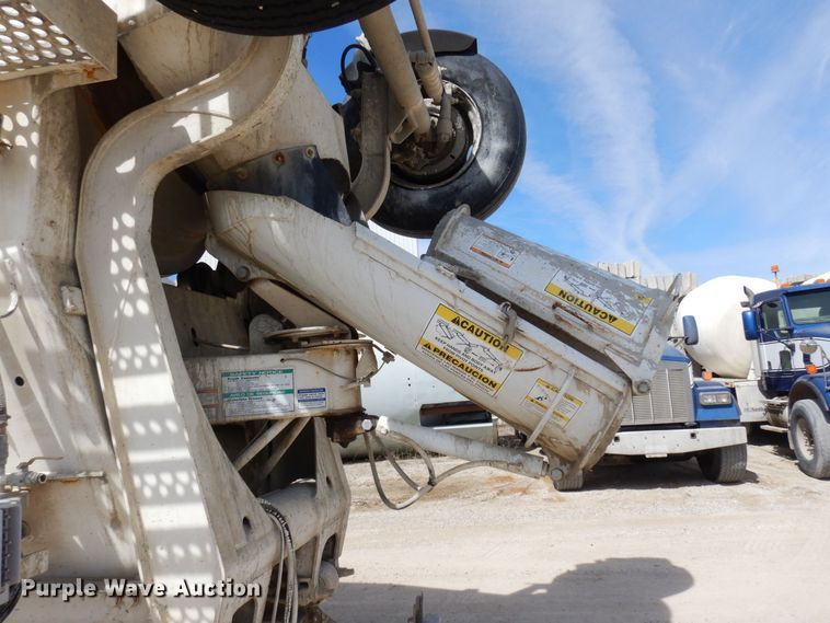 image for item KU9947 2003 International 5500i  ready mix truck