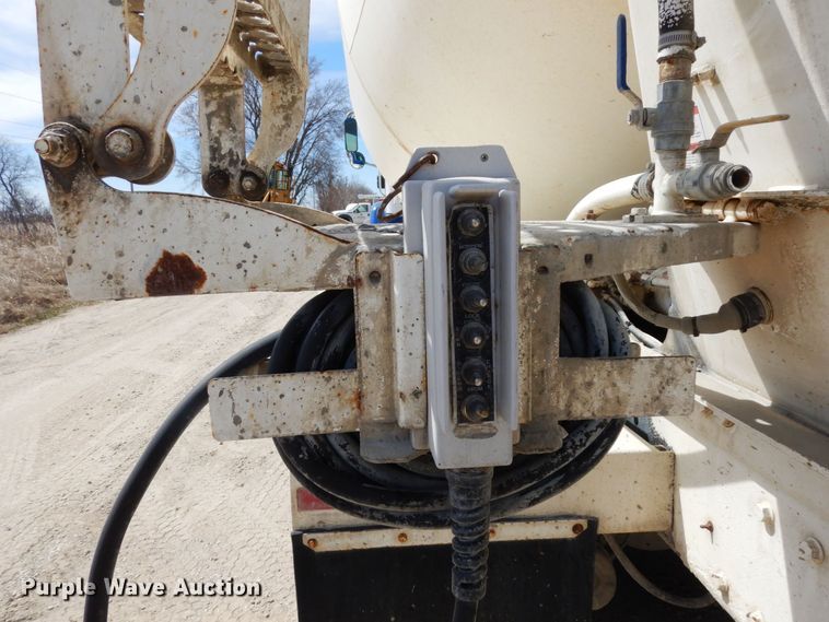 image for item KU9947 2003 International 5500i  ready mix truck