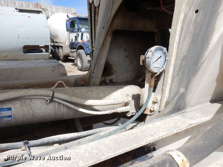 image for item KU9947 2003 International 5500i  ready mix truck