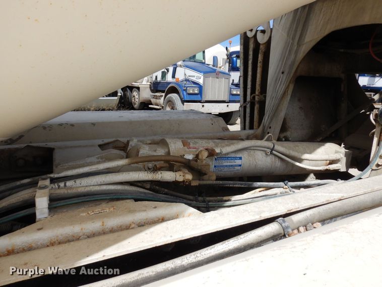 image for item KU9947 2003 International 5500i  ready mix truck