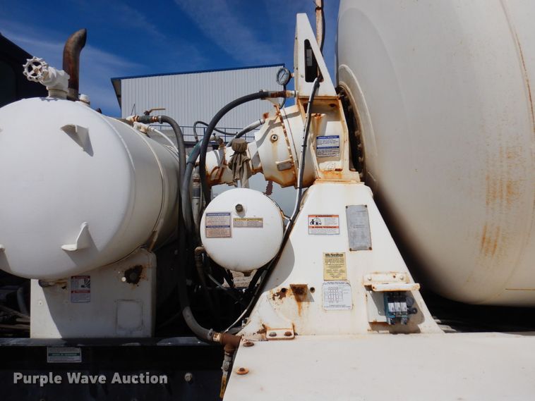 image for item KU9947 2003 International 5500i  ready mix truck