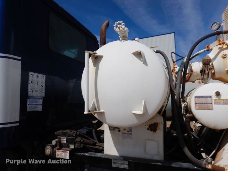 image for item KU9947 2003 International 5500i  ready mix truck