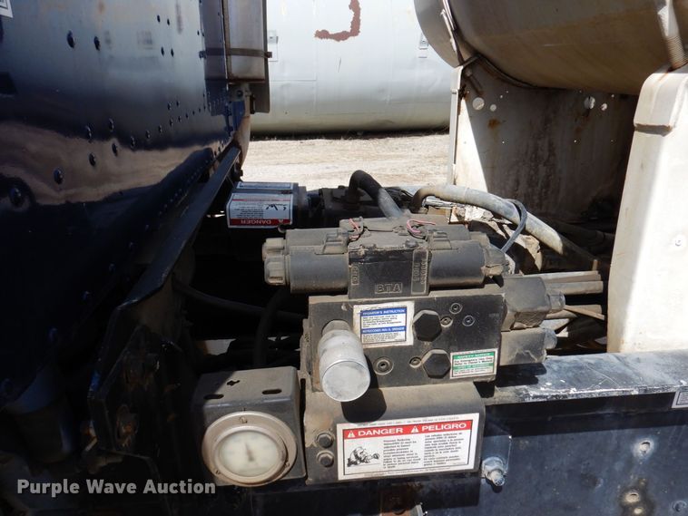 image for item KU9947 2003 International 5500i  ready mix truck