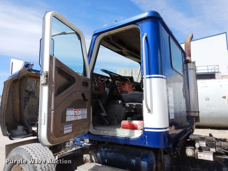 image for item KU9947 2003 International 5500i  ready mix truck