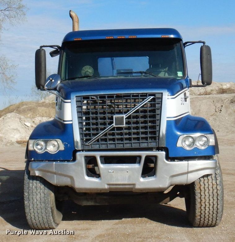 image for item KU9965 2002 Volvo VHD  ready mix truck