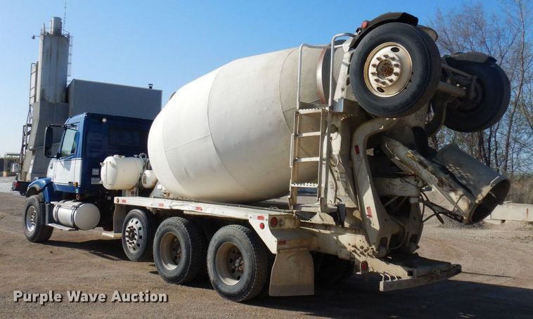 image for item KU9965 2002 Volvo VHD  ready mix truck