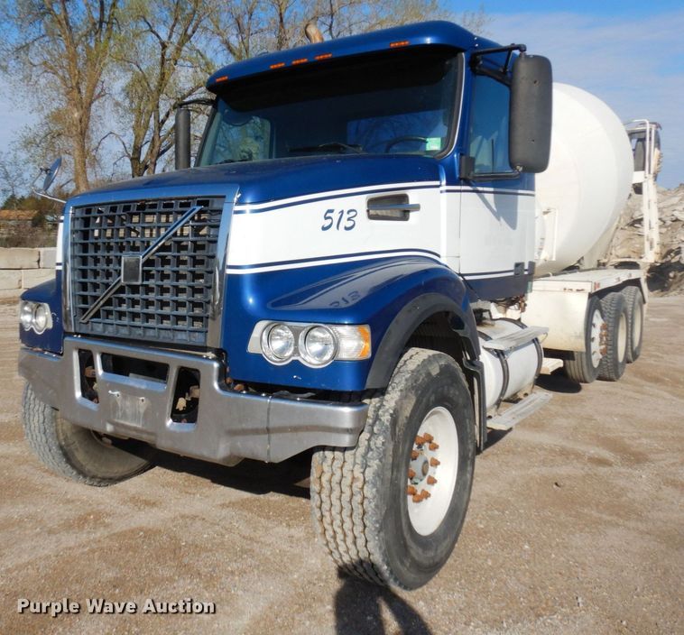 image for item KU9965 2002 Volvo VHD  ready mix truck