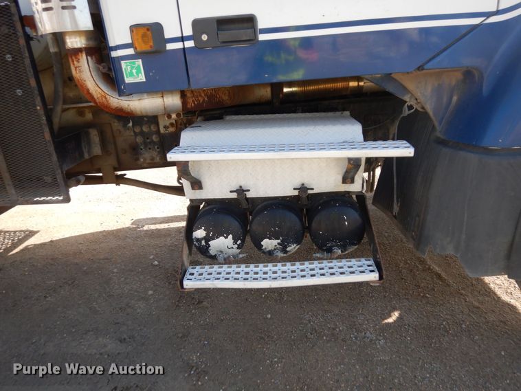 image for item KU9965 2002 Volvo VHD  ready mix truck