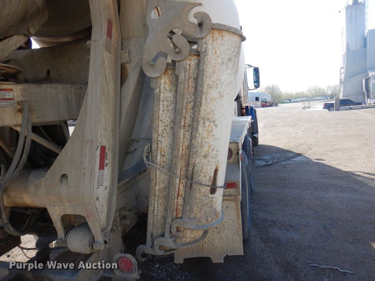 image for item KU9965 2002 Volvo VHD  ready mix truck