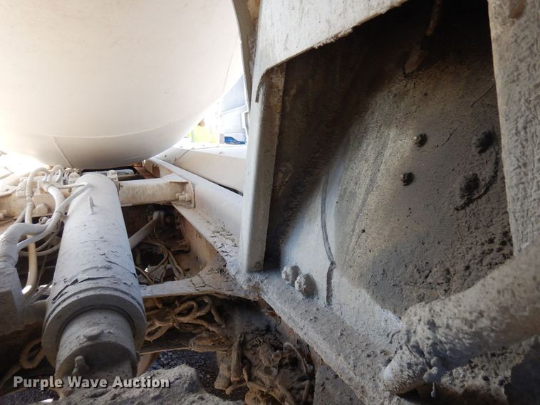 image for item KU9965 2002 Volvo VHD  ready mix truck