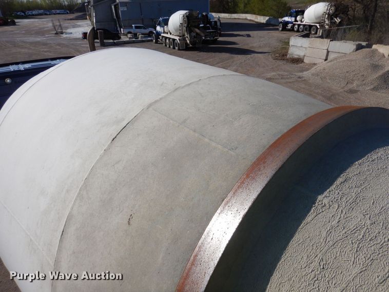 image for item KU9965 2002 Volvo VHD  ready mix truck