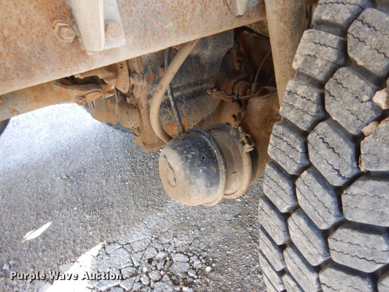 image for item KU9965 2002 Volvo VHD  ready mix truck