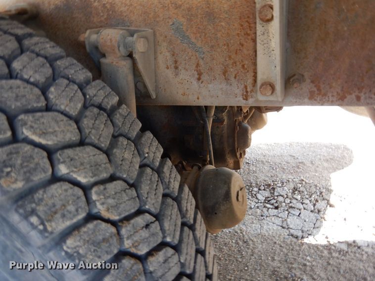 image for item KU9965 2002 Volvo VHD  ready mix truck