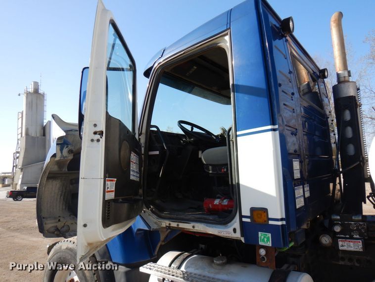 image for item KU9965 2002 Volvo VHD  ready mix truck