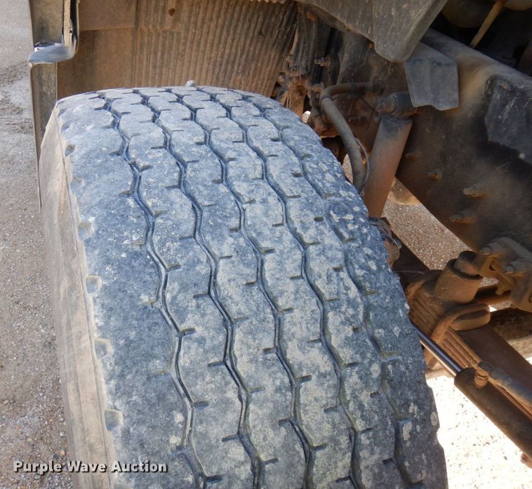 image for item KU9965 2002 Volvo VHD  ready mix truck