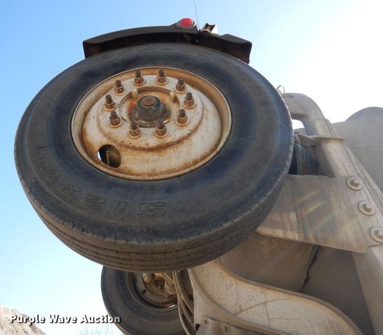 image for item KU9965 2002 Volvo VHD  ready mix truck