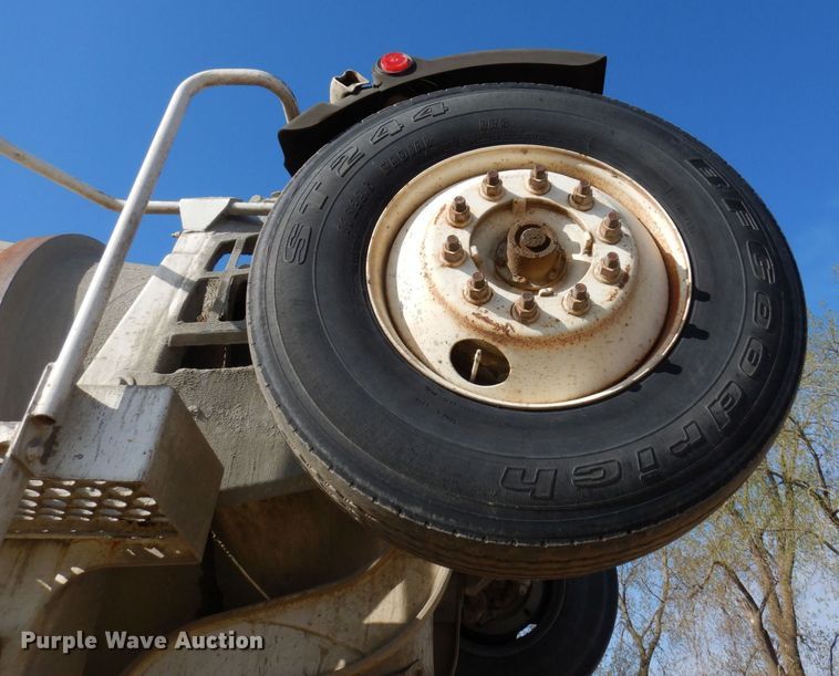 image for item KU9965 2002 Volvo VHD  ready mix truck