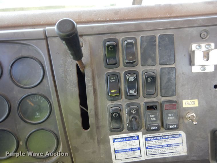 image for item KU9967 2005 Mack CV513  ready mix truck