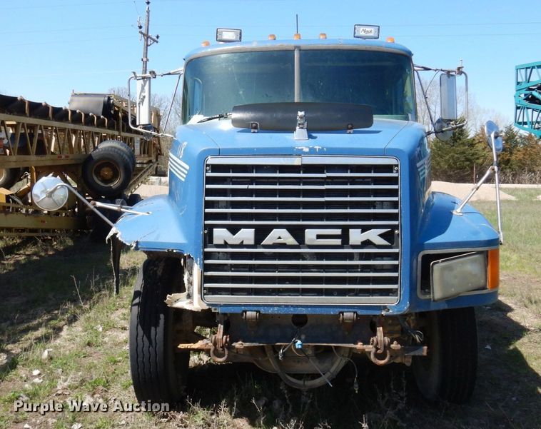 image for item KU9970 1997 Mack CH613  semi truck