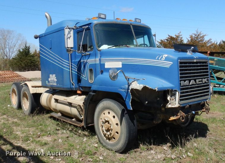image for item KU9970 1997 Mack CH613  semi truck