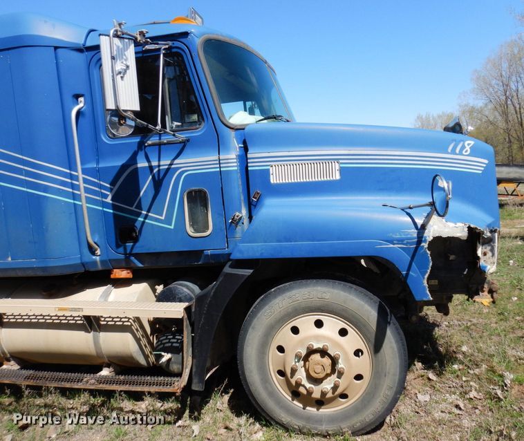 image for item KU9970 1997 Mack CH613  semi truck