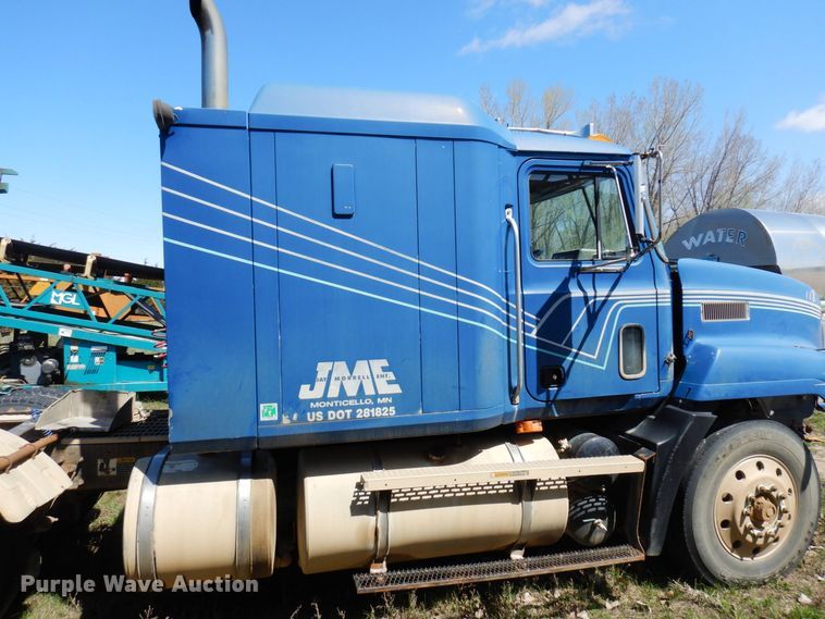 image for item KU9970 1997 Mack CH613  semi truck