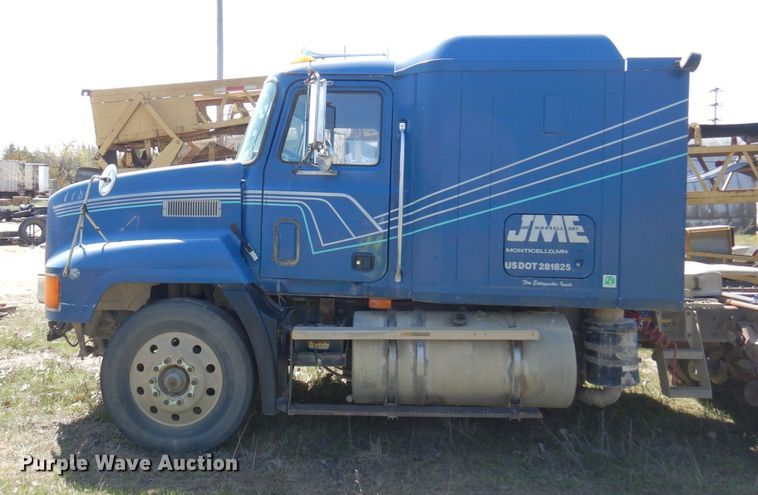 image for item KU9970 1997 Mack CH613  semi truck