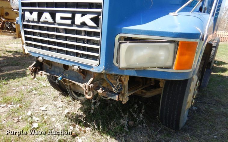 image for item KU9970 1997 Mack CH613  semi truck