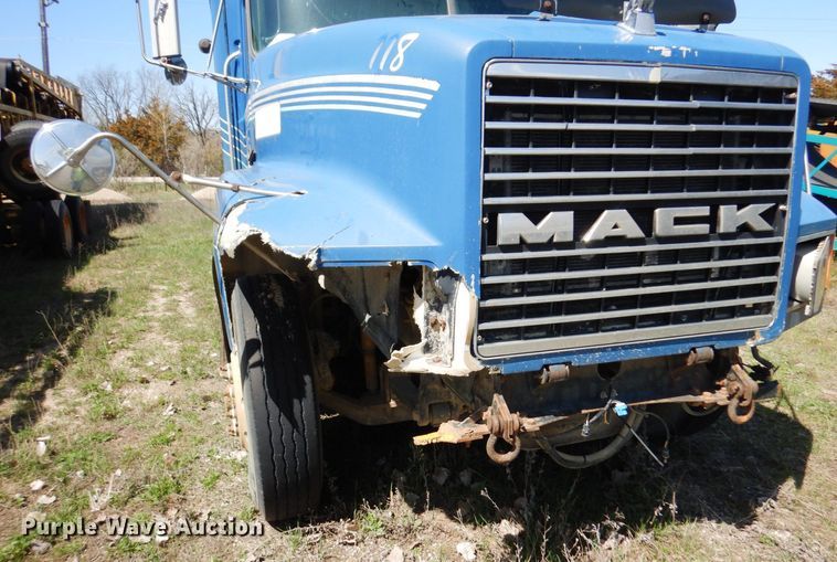 image for item KU9970 1997 Mack CH613  semi truck
