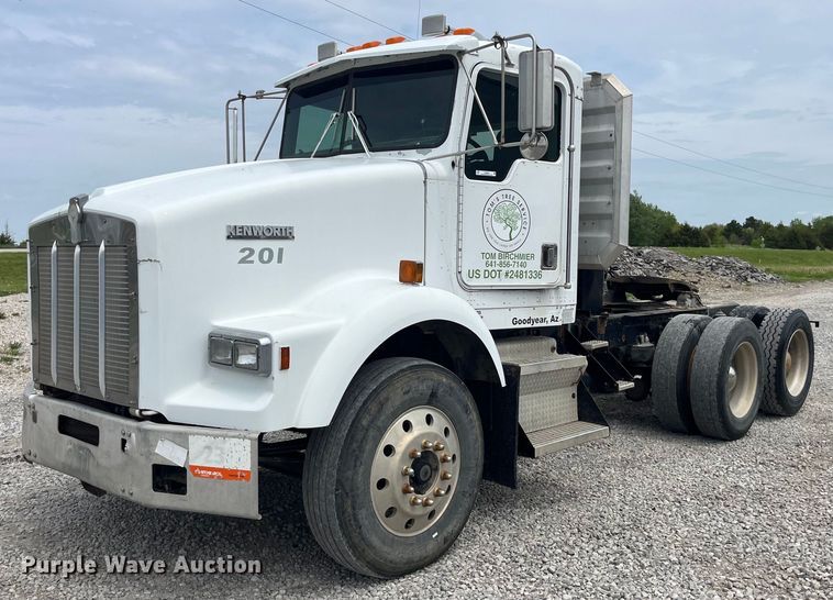 image for item LA9943 1997 Kenworth T800  semi truck