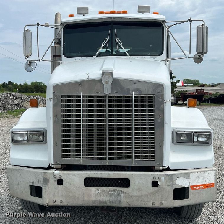 image for item LA9943 1997 Kenworth T800  semi truck