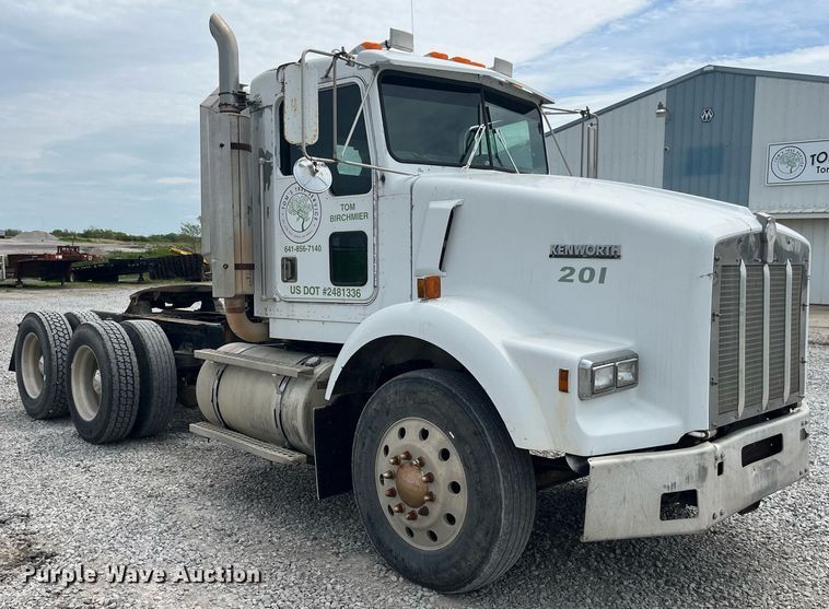 image for item LA9943 1997 Kenworth T800  semi truck