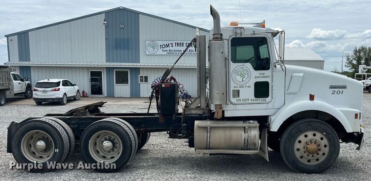 image for item LA9943 1997 Kenworth T800  semi truck