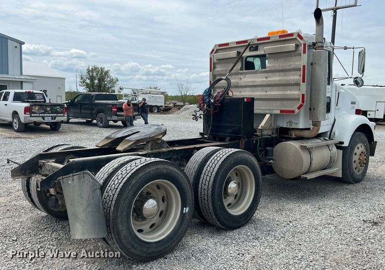 image for item LA9943 1997 Kenworth T800  semi truck