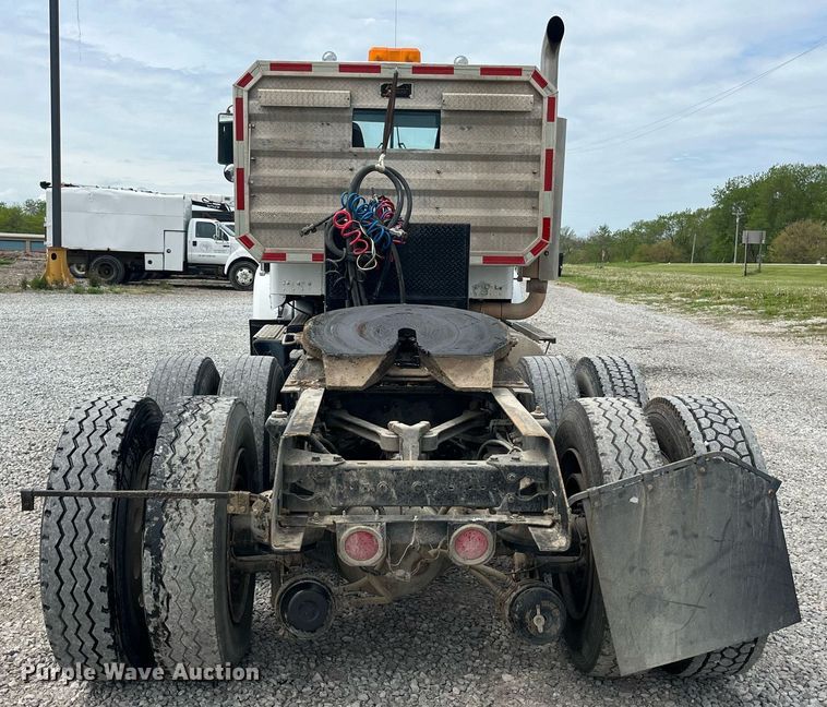 image for item LA9943 1997 Kenworth T800  semi truck