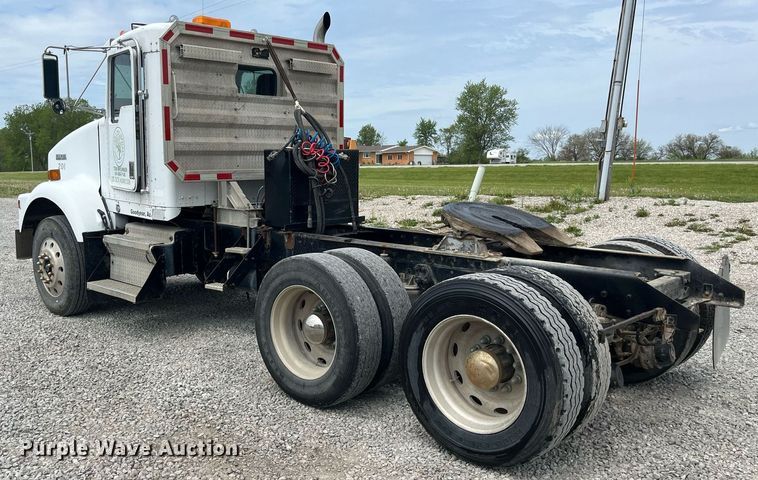 image for item LA9943 1997 Kenworth T800  semi truck