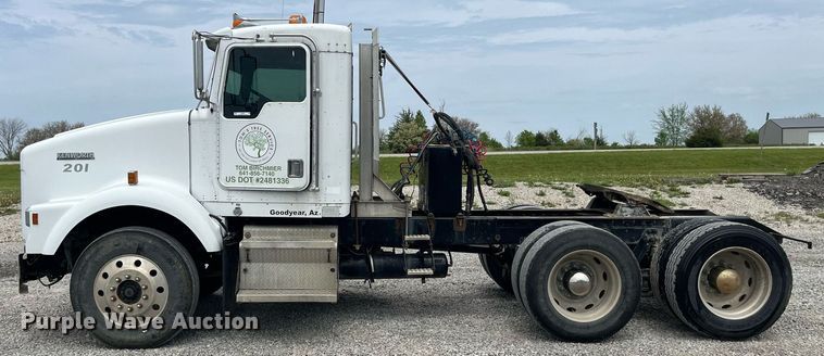 image for item LA9943 1997 Kenworth T800  semi truck