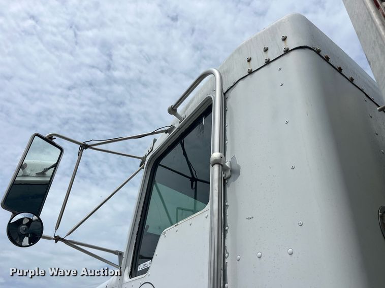 image for item LA9943 1997 Kenworth T800  semi truck