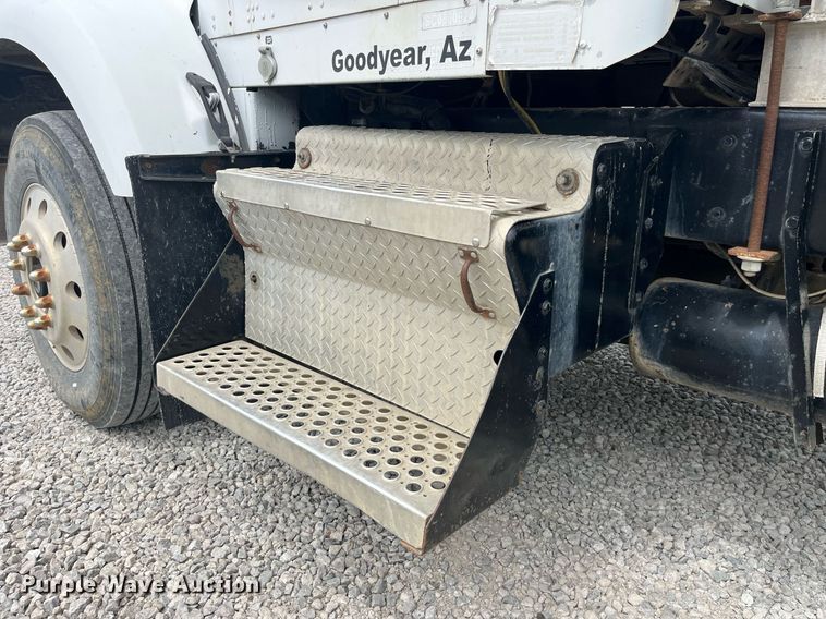 image for item LA9943 1997 Kenworth T800  semi truck