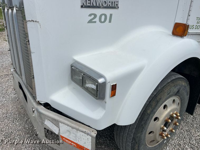 image for item LA9943 1997 Kenworth T800  semi truck