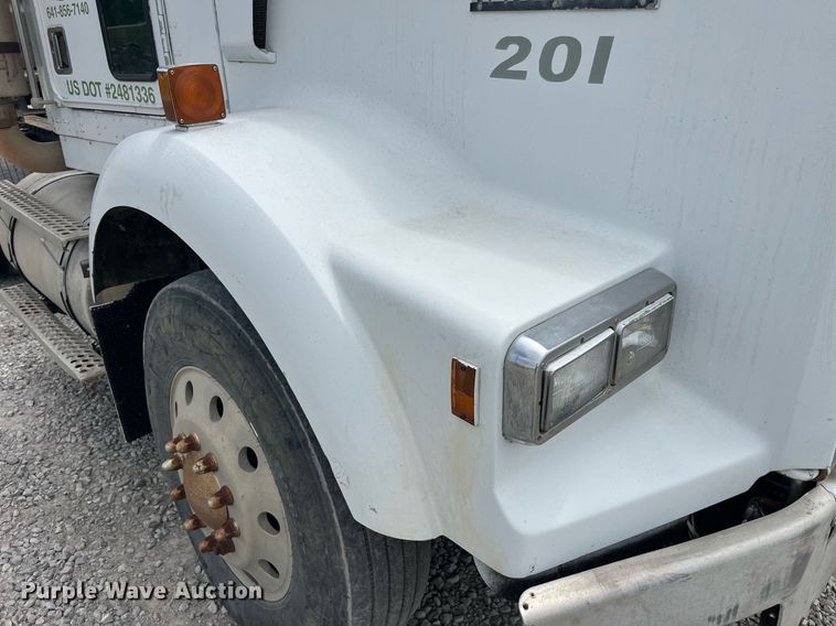 image for item LA9943 1997 Kenworth T800  semi truck