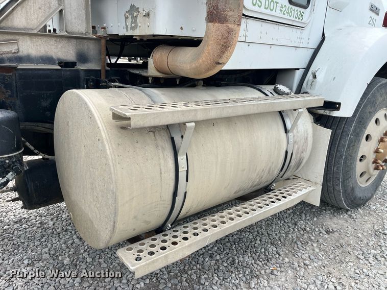 image for item LA9943 1997 Kenworth T800  semi truck