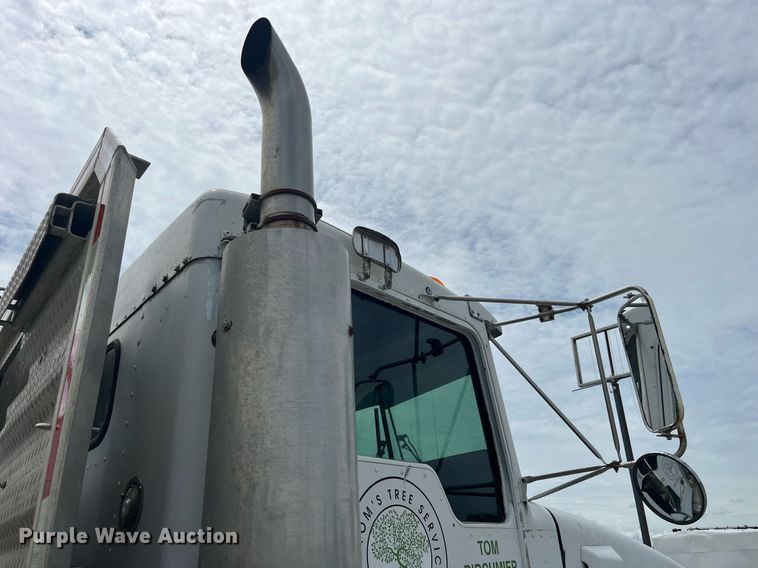 image for item LA9943 1997 Kenworth T800  semi truck