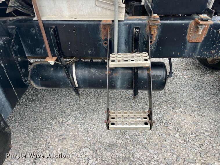 image for item LA9943 1997 Kenworth T800  semi truck