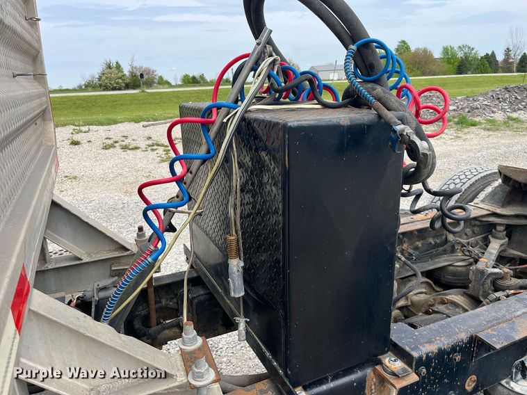 image for item LA9943 1997 Kenworth T800  semi truck