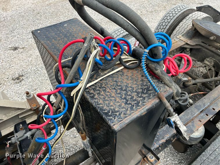 image for item LA9943 1997 Kenworth T800  semi truck