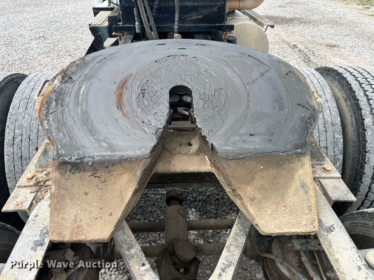 image for item LA9943 1997 Kenworth T800  semi truck