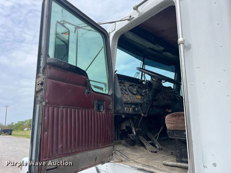 image for item LA9943 1997 Kenworth T800  semi truck