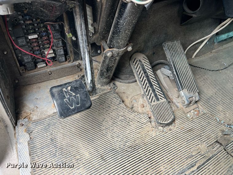 image for item LA9943 1997 Kenworth T800  semi truck