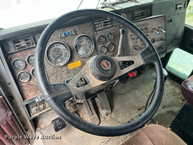 image for item LA9943 1997 Kenworth T800  semi truck